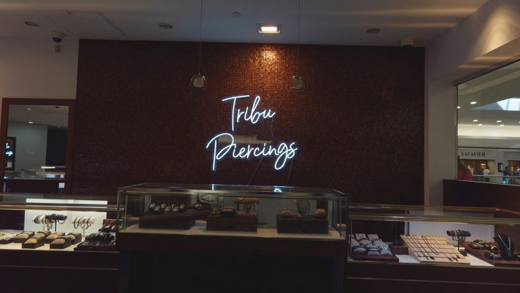Tribu Piercings jewelry display inside modern studio